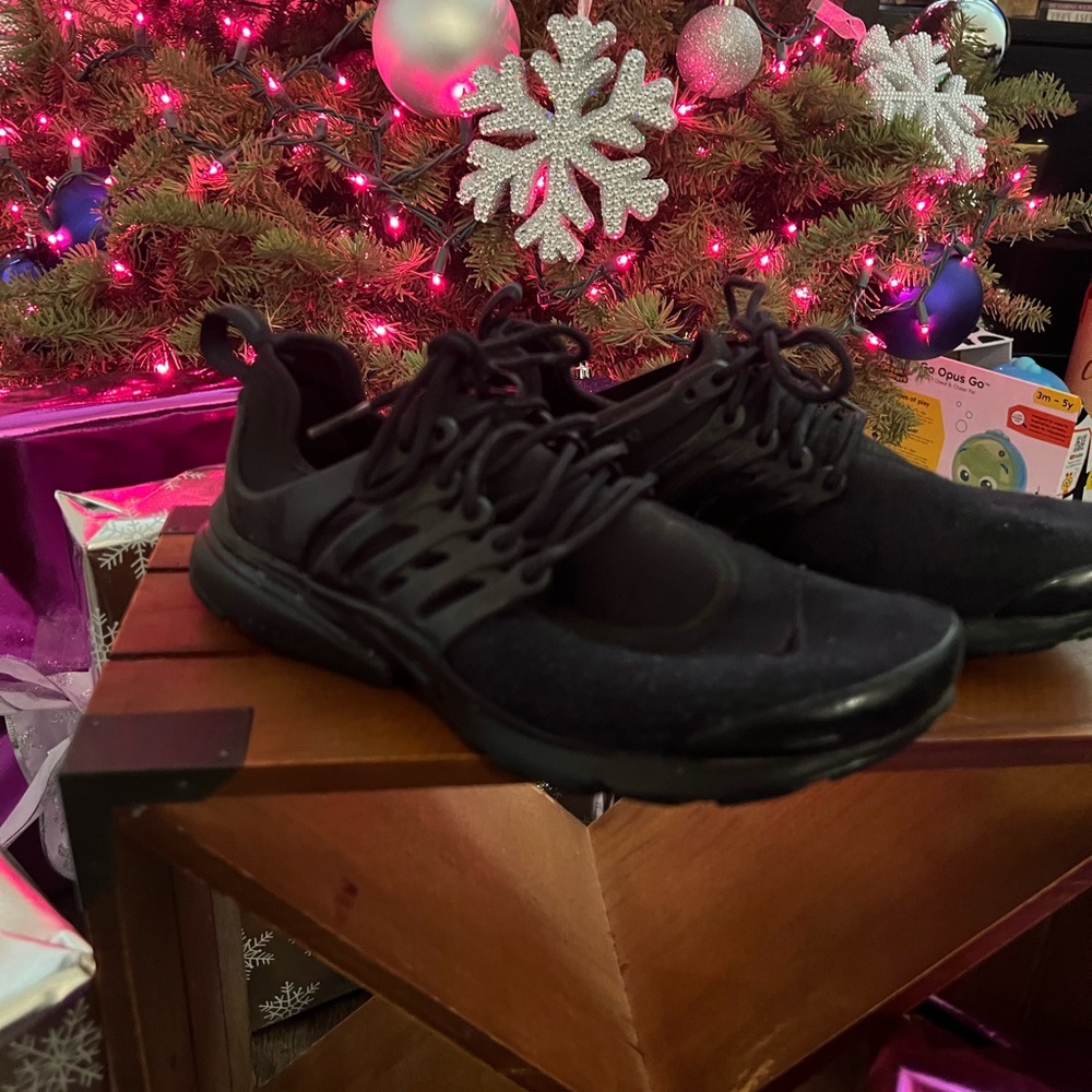 Size 8 women’s Nike